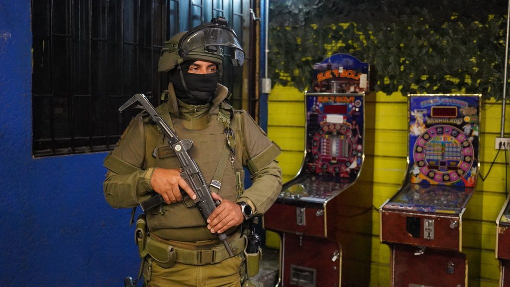 CLAUSURAN DOS CASINOS ILEGALES EN ANTOFAGASTA TRAS OPERATIVO NOCTURNO Operativo municipal y policial en casinos ilegales de Antofagasta