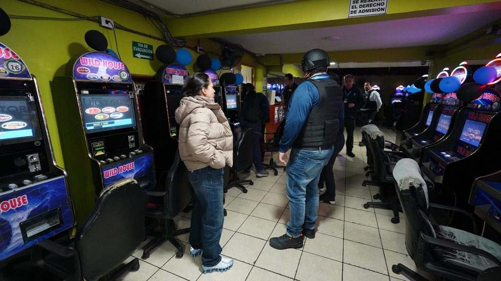 CLAUSURAN DOS CASINOS ILEGALES EN ANTOFAGASTA TRAS OPERATIVO NOCTURNO Operativo municipal y policial en casinos ilegales de Antofagasta