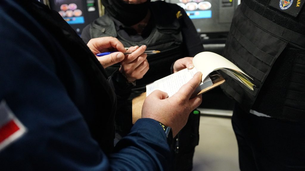 CLAUSURAN DOS CASINOS ILEGALES EN ANTOFAGASTA TRAS OPERATIVO NOCTURNO Operativo municipal y policial en casinos ilegales de Antofagasta