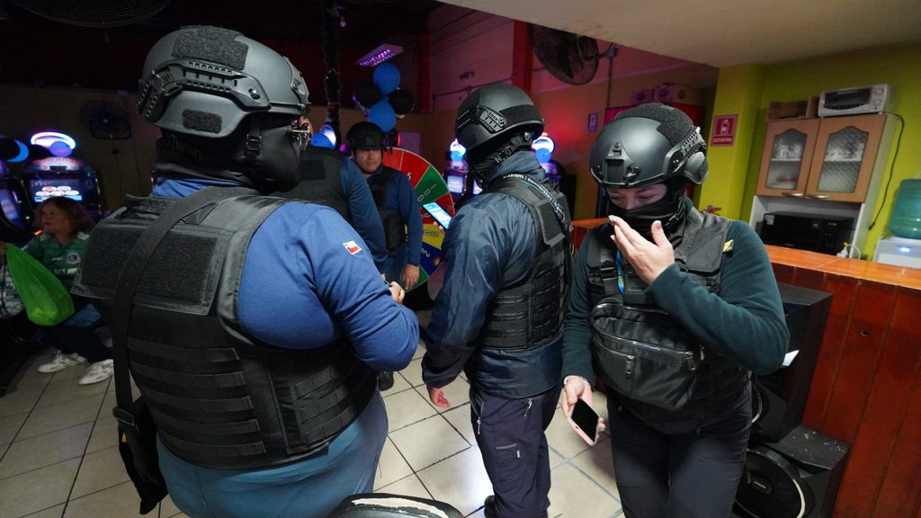 CLAUSURAN DOS CASINOS ILEGALES EN ANTOFAGASTA TRAS OPERATIVO NOCTURNO Operativo municipal y policial en casinos ilegales de Antofagasta