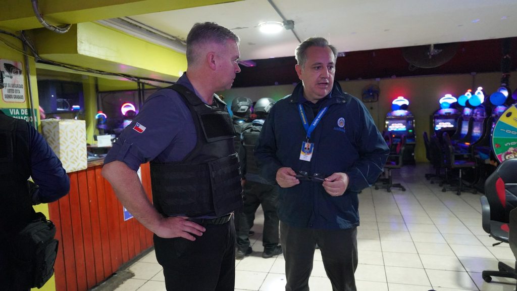 CLAUSURAN DOS CASINOS ILEGALES EN ANTOFAGASTA TRAS OPERATIVO NOCTURNO Operativo municipal y policial en casinos ilegales de Antofagasta