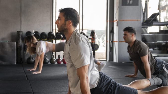 Deportista realizando ejercicios de calentamiento en un gimnasio durante los meses de invierno