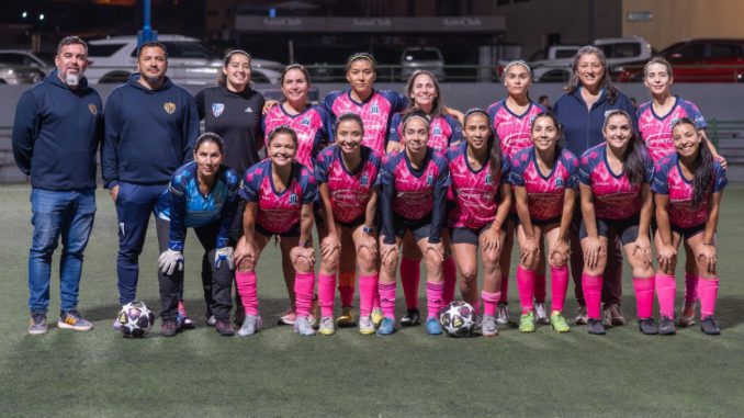 Equipo de fútbol femenino Changas FC celebrando su décimo aniversario en Antofagasta