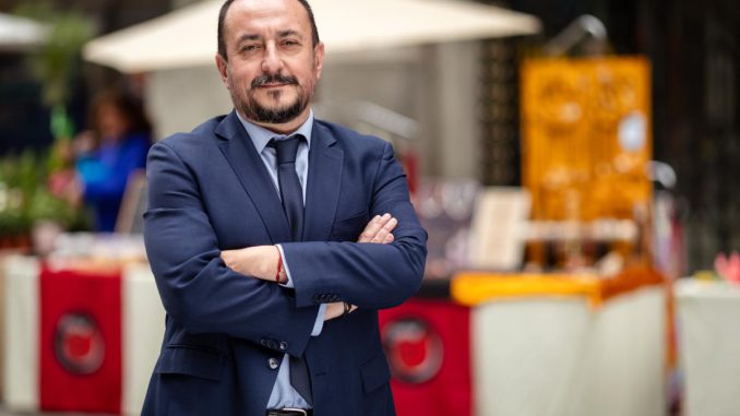 Autoridades del SII y la DEDECON anunciando medidas para simplificar el inicio de actividades de emprendedores en Chile.