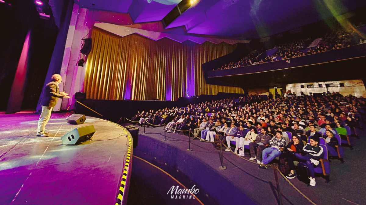 DON CARTER LLEGA A ANTOFAGASTA CON SU ESPECTÁCULO DE HUMOR SIN FILTRO ¿CON O SIN CENSURA? El comediante Don Carter durante una presentación en vivo