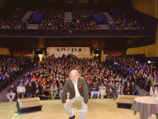 El comediante Don Carter durante una presentación en vivo