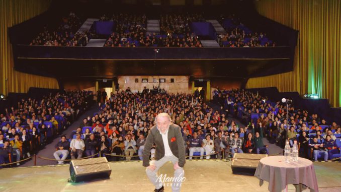 El comediante Don Carter durante una presentación en vivo