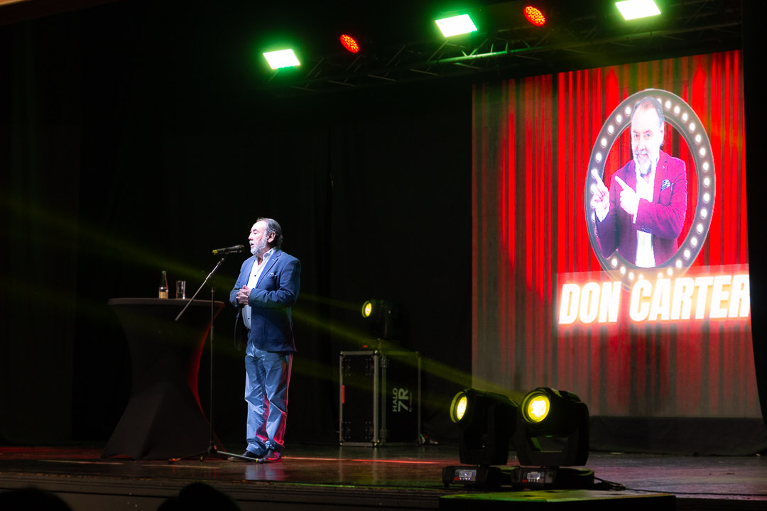 DON CARTER LLEGA A ANTOFAGASTA CON SU ESPECTÁCULO DE HUMOR SIN FILTRO ¿CON O SIN CENSURA? El comediante Don Carter durante una presentación en vivo