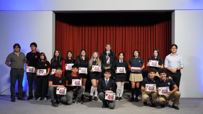 Estudiantes de Antofagasta presentando proyectos de innovación social en el cierre del programa AntofaSocialTech
