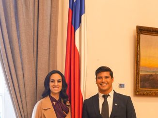 El nadador chileno Sebastián González recibiendo la Medalla de la Presidencia del Senado por su logro en aguas abiertas.