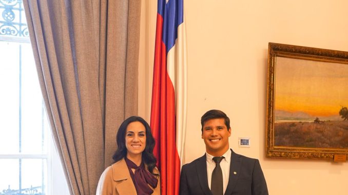 El nadador chileno Sebastián González recibiendo la Medalla de la Presidencia del Senado por su logro en aguas abiertas.