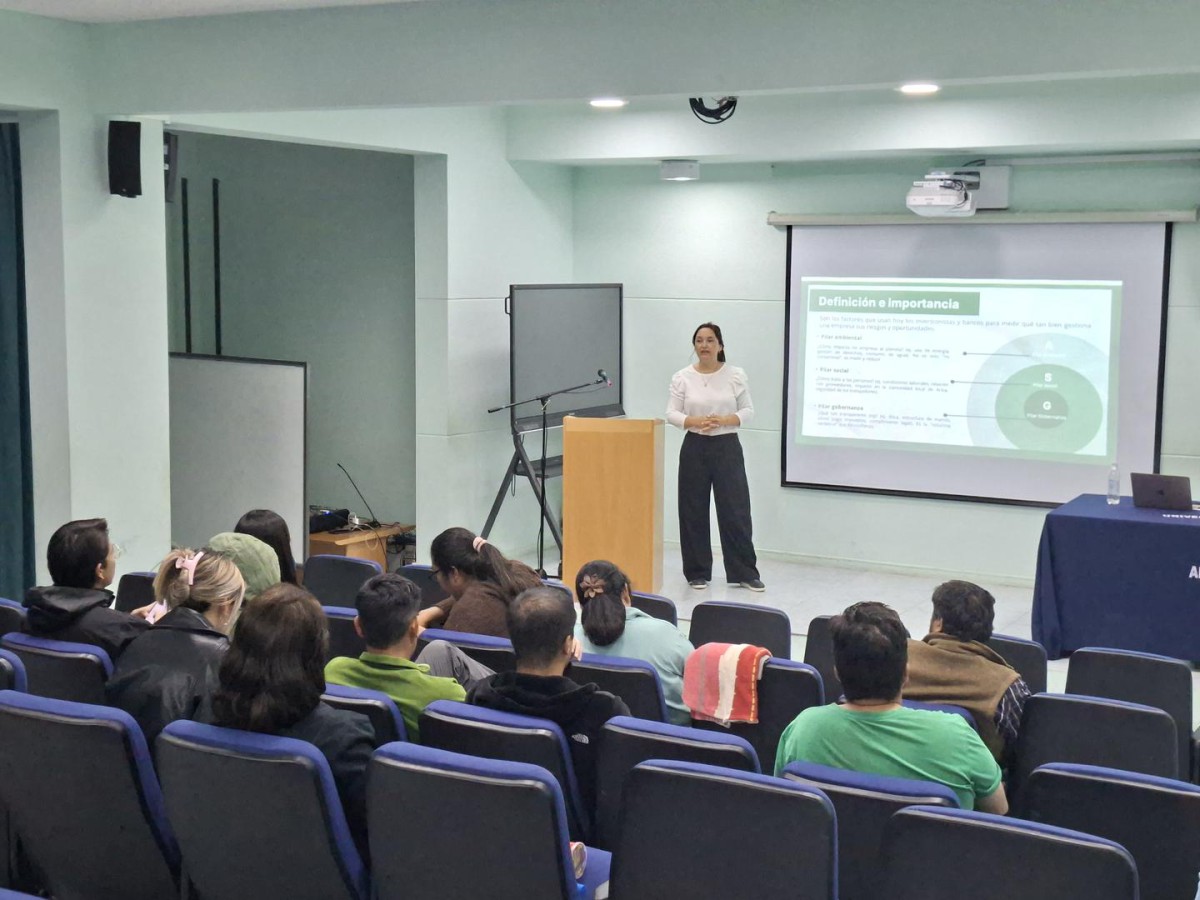 Emprendedores locales participando en taller de sostenibilidad en Antofagasta