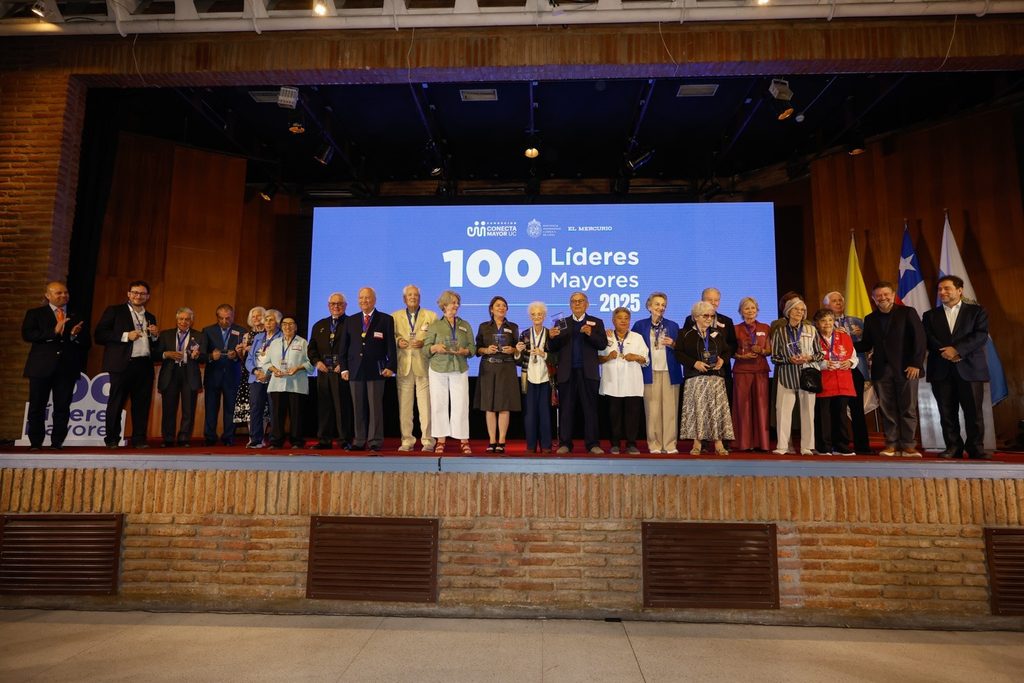 Personas mayores activas participando en la iniciativa 100 Líderes Mayores de la Universidad Católica