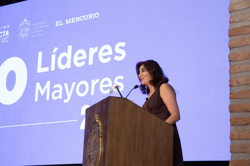 Personas mayores activas participando en la iniciativa 100 Líderes Mayores de la Universidad Católica