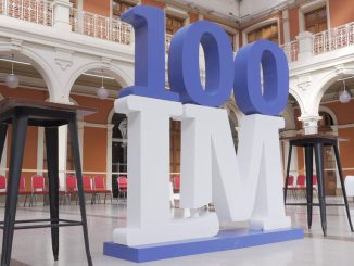 Personas mayores activas participando en la iniciativa 100 Líderes Mayores de la Universidad Católica