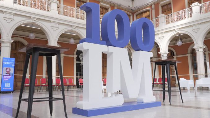 Personas mayores activas participando en la iniciativa 100 Líderes Mayores de la Universidad Católica