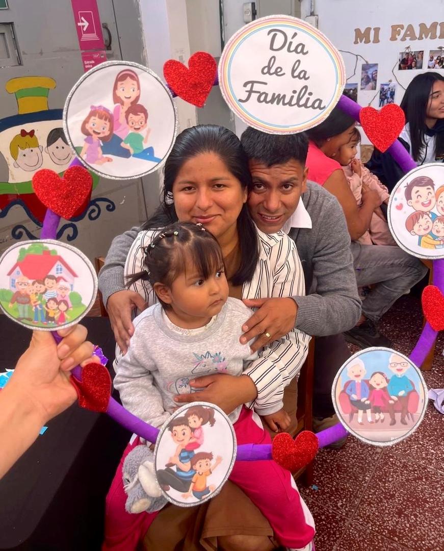Familias de la región de Antofagasta califican con nota 6,5 a jardines infantiles de Fundación Integra Niños participando en actividades pedagógicas dentro de un jardín infantil de Fundación Integra en Antofagasta