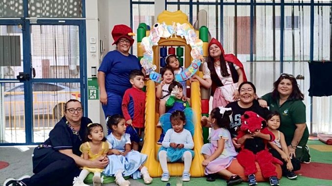 Niños participando en actividades pedagógicas dentro de un jardín infantil de Fundación Integra en Antofagasta