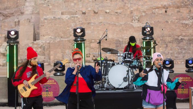Escenario del Festival Alicanto en el Teatro Pedro de la Barra con bandas regionales