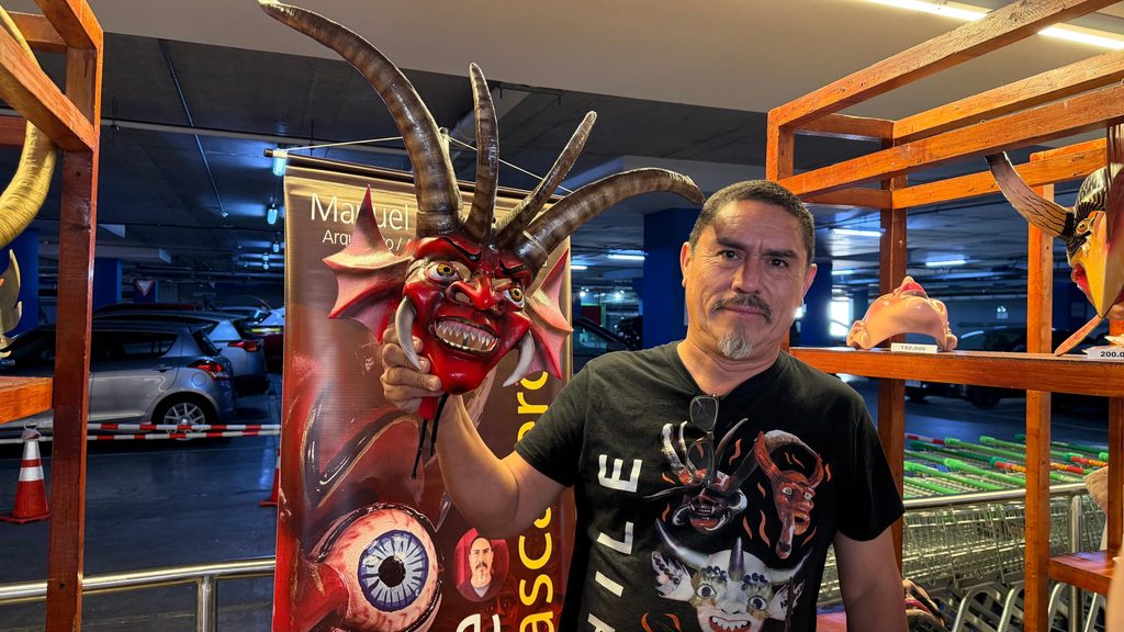 Artesanos locales exhibiendo sus productos artesanales en la nueva feria ExpoFOSIS dentro del Mall Parque Angamos