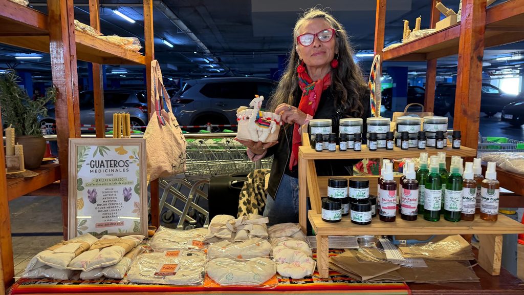 Artesanos locales exhibiendo sus productos artesanales en la nueva feria ExpoFOSIS dentro del Mall Parque Angamos