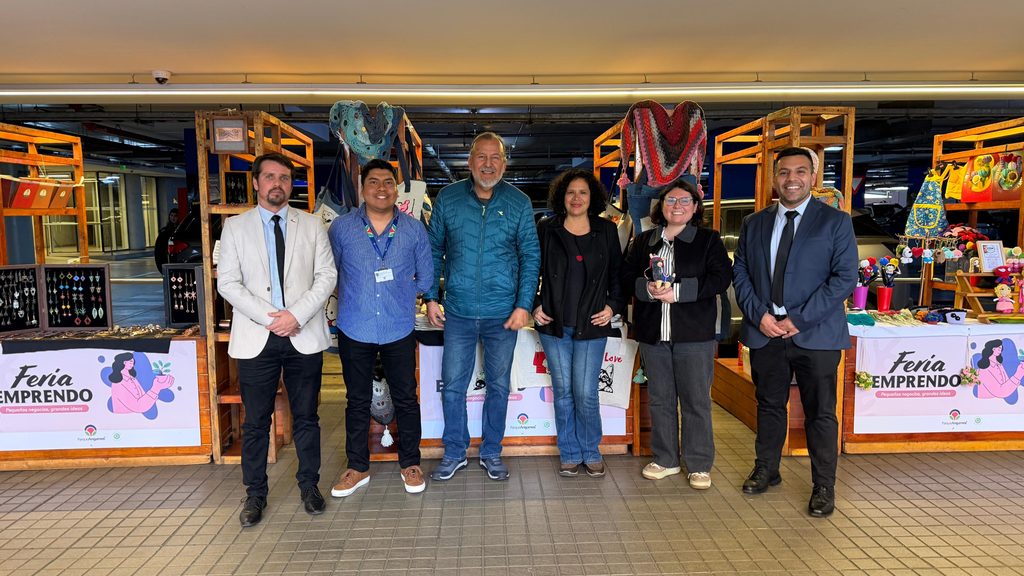 Artesanos locales exhibiendo sus productos artesanales en la nueva feria ExpoFOSIS dentro del Mall Parque Angamos