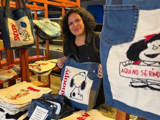 Artesanos locales exhibiendo sus productos artesanales en la nueva feria ExpoFOSIS dentro del Mall Parque Angamos