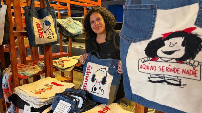 Artesanos locales exhibiendo sus productos artesanales en la nueva feria ExpoFOSIS dentro del Mall Parque Angamos