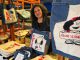 Artesanos locales exhibiendo sus productos artesanales en la nueva feria ExpoFOSIS dentro del Mall Parque Angamos