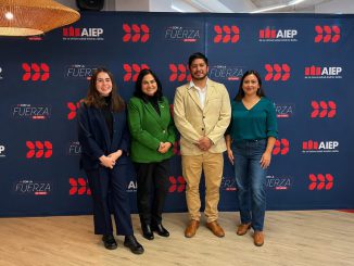 Estudiantes y representantes de AIEP y Fundación País Digital en convenio para formación en Minería 4.0