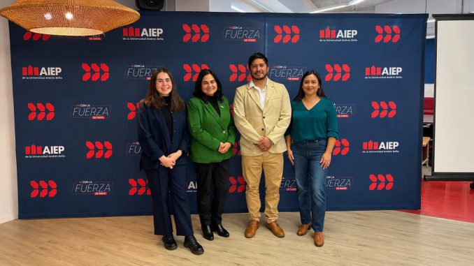 Estudiantes y representantes de AIEP y Fundación País Digital en convenio para formación en Minería 4.0