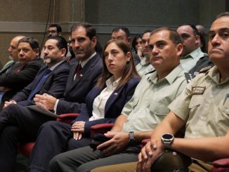 Autoridades y profesionales participando en el seminario de reinserción social de Gendarmería en Antofagasta.