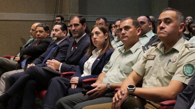 Autoridades y profesionales participando en el seminario de reinserción social de Gendarmería en Antofagasta.