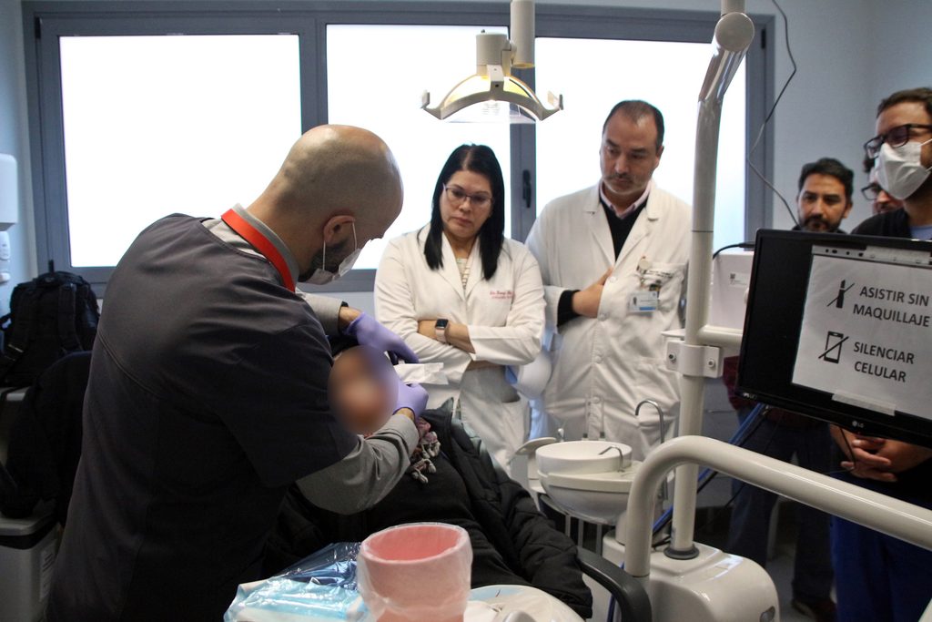 HOSPITAL REGIONAL DE ANTOFAGASTA OFRECE TRATAMIENTO RECONSTRUCTIVO A PACIENTES CON PÉRDIDA FACIAL Equipo médico del Hospital Regional de Antofagasta trabajando en rehabilitación reconstructiva facial