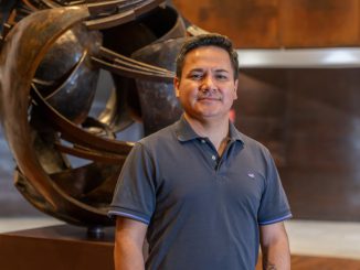 Ingeniero analizando modelos de inteligencia artificial aplicados a la planificación de operaciones mineras en una pantalla digital.