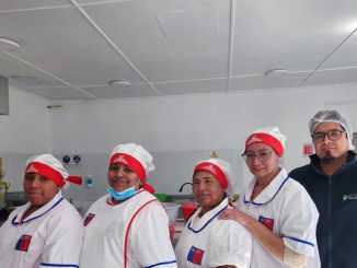 Estudiantes de la Escuela Valentín Letelier recibiendo su alimentación en las nuevas instalaciones temporales del Liceo Cesáreo Aguirre Goyenechea.