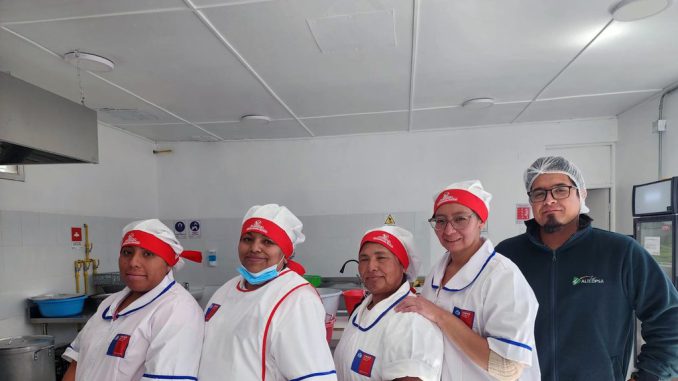 Estudiantes de la Escuela Valentín Letelier recibiendo su alimentación en las nuevas instalaciones temporales del Liceo Cesáreo Aguirre Goyenechea.