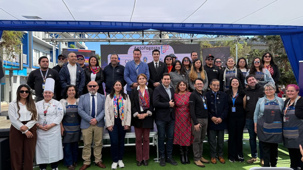 LA 4° VITRINA ASTRONÓMICA DE ANTOFAGASTA CONSOLIDA EL LIDERAZGO REGIONAL EN ASTROTURISMO Asistentes y autoridades participando en la cuarta edición de la Vitrina Astronómica en la región de Antofagasta.