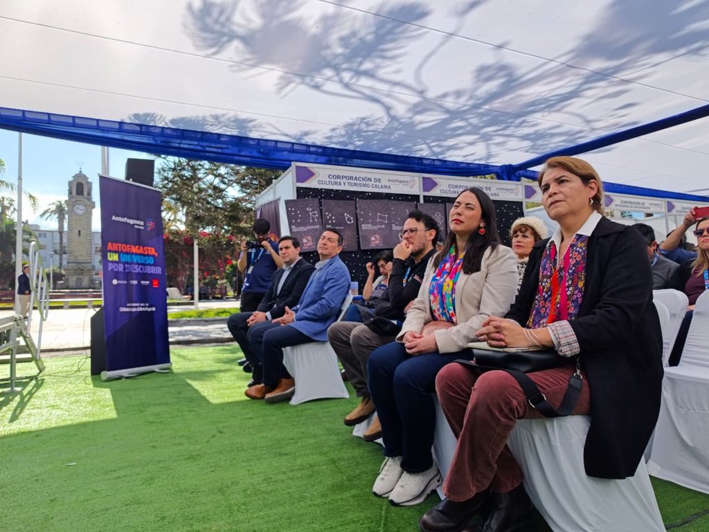 LA 4° VITRINA ASTRONÓMICA DE ANTOFAGASTA CONSOLIDA EL LIDERAZGO REGIONAL EN ASTROTURISMO Asistentes y autoridades participando en la cuarta edición de la Vitrina Astronómica en la región de Antofagasta.