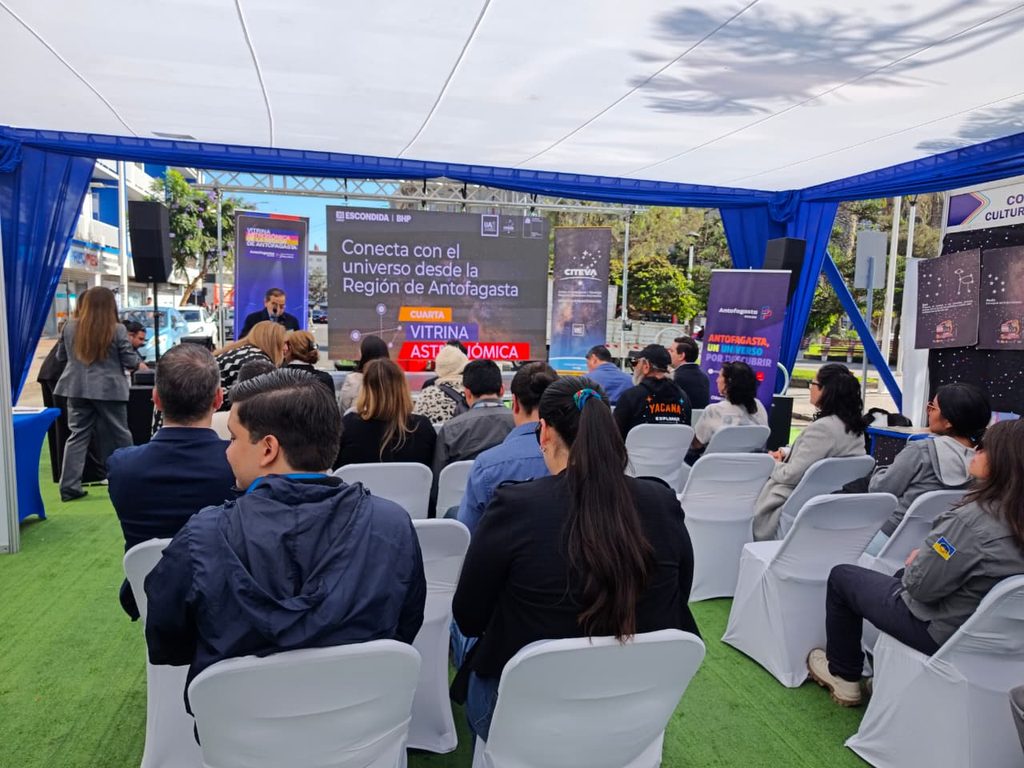 LA 4° VITRINA ASTRONÓMICA DE ANTOFAGASTA CONSOLIDA EL LIDERAZGO REGIONAL EN ASTROTURISMO Asistentes y autoridades participando en la cuarta edición de la Vitrina Astronómica en la región de Antofagasta.