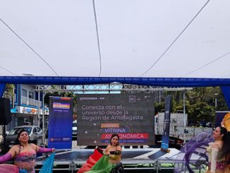 Asistentes y autoridades participando en la cuarta edición de la Vitrina Astronómica en la región de Antofagasta.