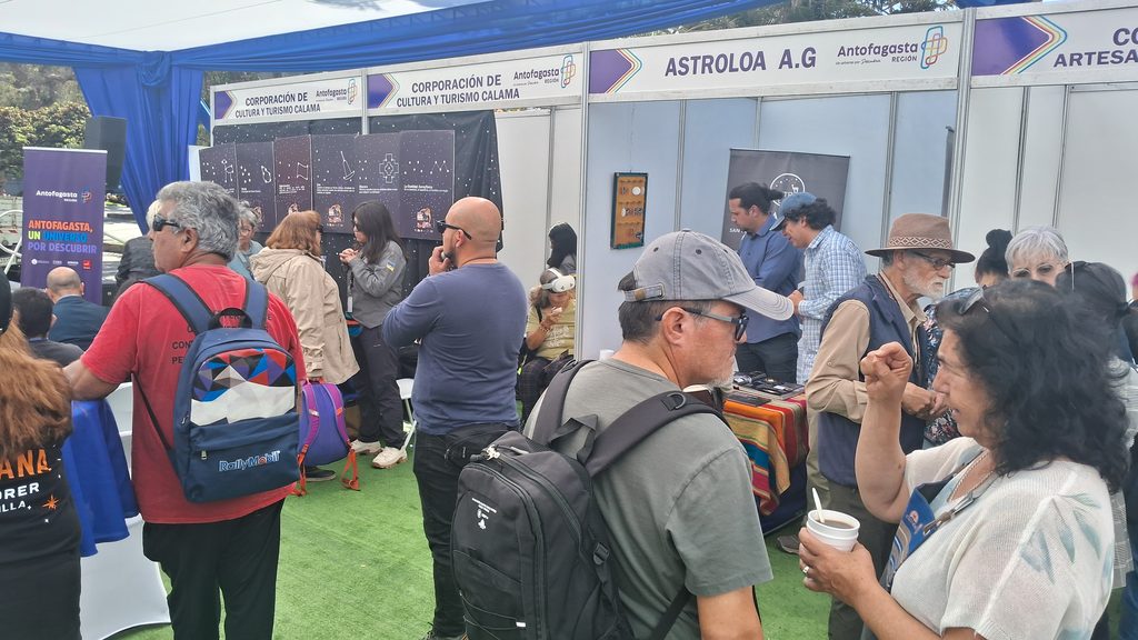 LA 4° VITRINA ASTRONÓMICA DE ANTOFAGASTA CONSOLIDA EL LIDERAZGO REGIONAL EN ASTROTURISMO Asistentes y autoridades participando en la cuarta edición de la Vitrina Astronómica en la región de Antofagasta.