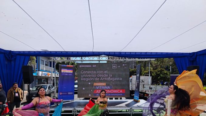 Asistentes y autoridades participando en la cuarta edición de la Vitrina Astronómica en la región de Antofagasta.