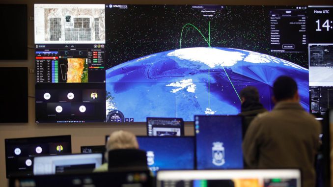 Satélite SAR orbitando la tierra monitoreando instalaciones de infraestructura crítica