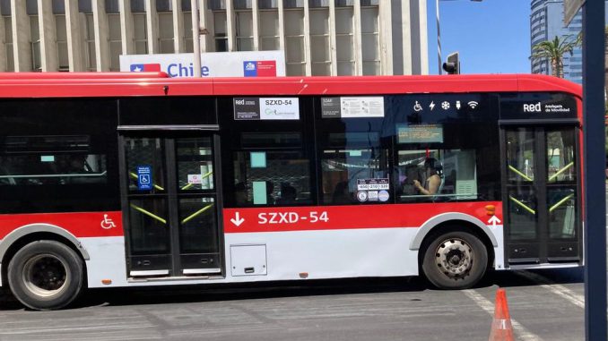 Taxibus eléctrico de la Línea E01 circulando por las calles de Antofagasta