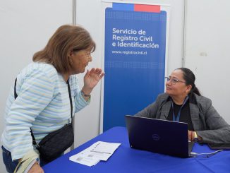 Vecinos de Antofagasta participando en los servicios gratuitos de salud y orientación laboral en la Plaza del Bienestar de Caja La Araucana