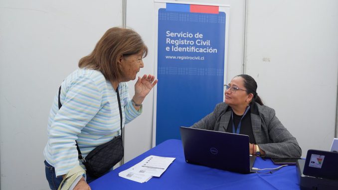 Vecinos de Antofagasta participando en los servicios gratuitos de salud y orientación laboral en la Plaza del Bienestar de Caja La Araucana
