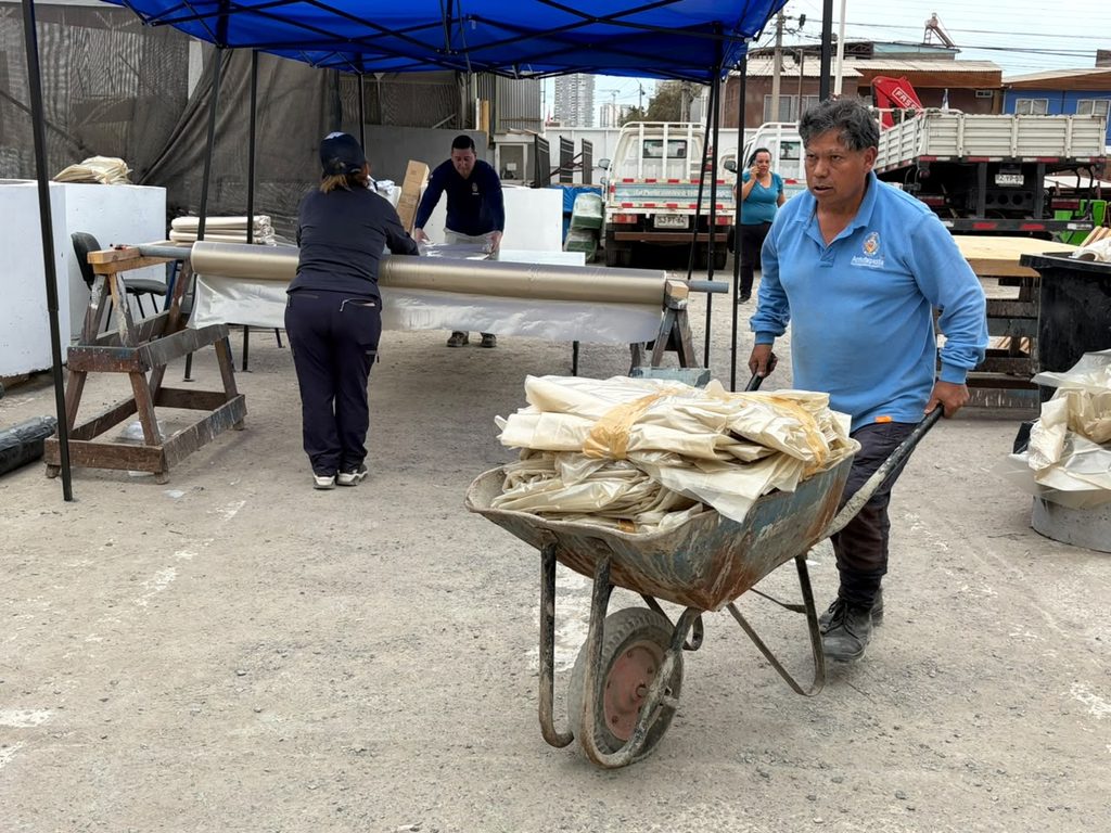 MUNICIPIO DE ANTOFAGASTA ENTREGA RECOMENDACIONES ANTE POSIBLES CHUBASCOS Y DESPLIEGA OPERATIVOS EN JUNTAS VECINALES Equipos municipales de Antofagasta realizando labores de despliegue en terreno ante pronóstico de lluvias.