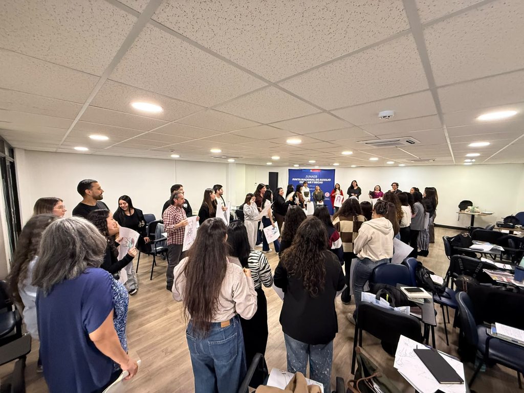 PROFESIONALES DE JUNAEB SE CAPACITAN EN NEURODIVERGENCIAS Y LEY TEA PARA FORTALECER LA INCLUSIÓN ESCOLAR Profesionales de Junaeb participando en taller práctico sobre inclusión y Ley TEA en el aula.