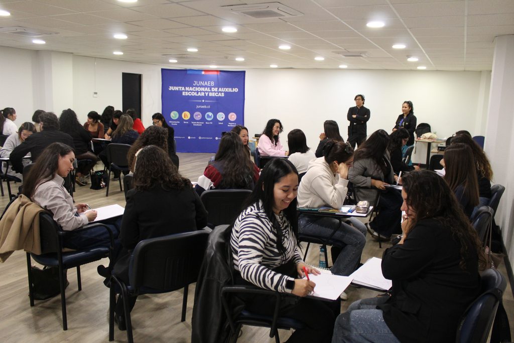 PROFESIONALES DE JUNAEB SE CAPACITAN EN NEURODIVERGENCIAS Y LEY TEA PARA FORTALECER LA INCLUSIÓN ESCOLAR Profesionales de Junaeb participando en taller práctico sobre inclusión y Ley TEA en el aula.